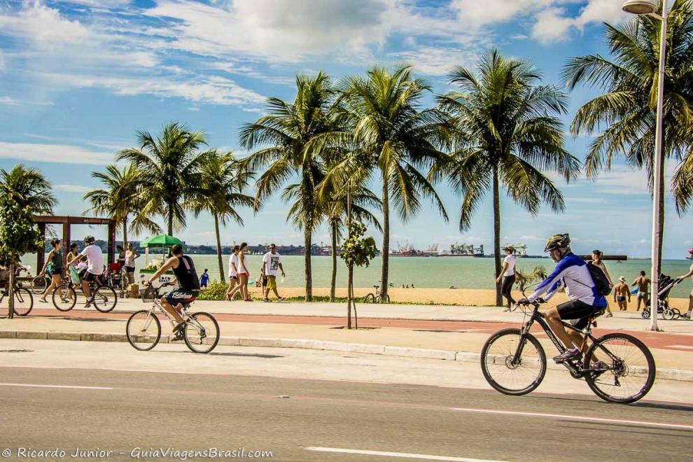 Imagem de pessoas praticando seu esporte preferido na Praia de Cambori.